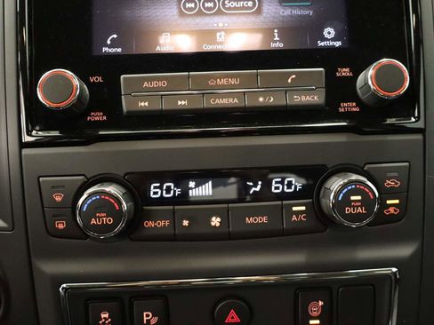 Used 2024 Nissan Titan SV w/ SV Convenience Package image 11