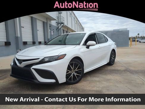 Used 2024 Toyota Camry SE image 1