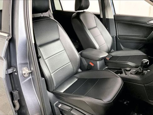 Used 2021 Volkswagen Tiguan SE w/ Panoramic Sunroof Package image 7