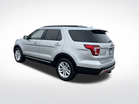 Used 2017 Ford Explorer XLT w/ Equipment Group 202A image 3