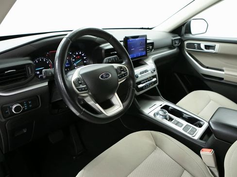 Used 2023 Ford Explorer XLT image 4