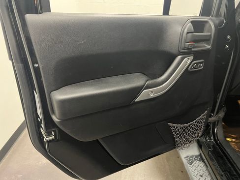 Used 2015 Jeep Wrangler Unlimited Sahara w/ Connectivity Group image 19