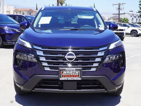 Used 2025 Nissan Rogue SV w/ SV Premium Package FWD image 3