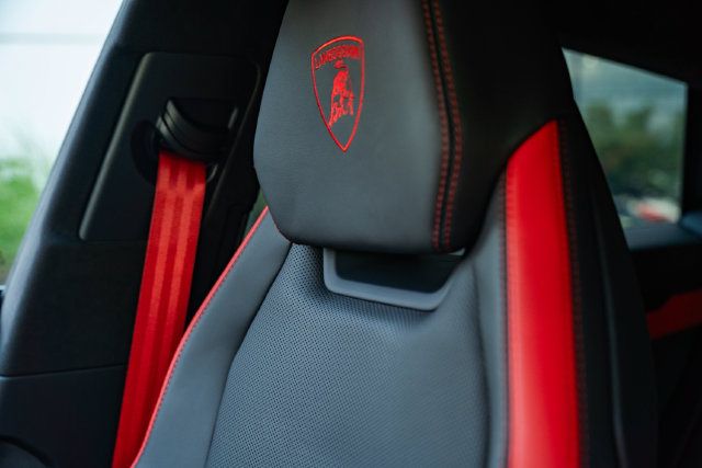 Used 2025 Lamborghini Urus SE AWD/4WD image 23