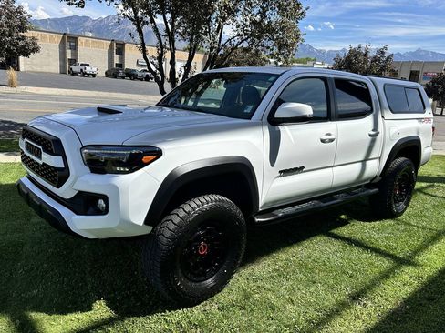Used 2017 Toyota Tacoma TRD Off-Road AWD/4WD image 12