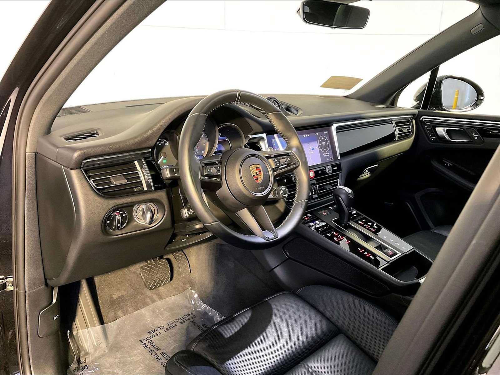 Certified 2024 Porsche Macan S AWD/4WD image 4