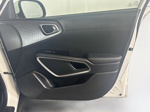 Used 2025 Kia Soul LX w/ LX Technology Package FWD image 32