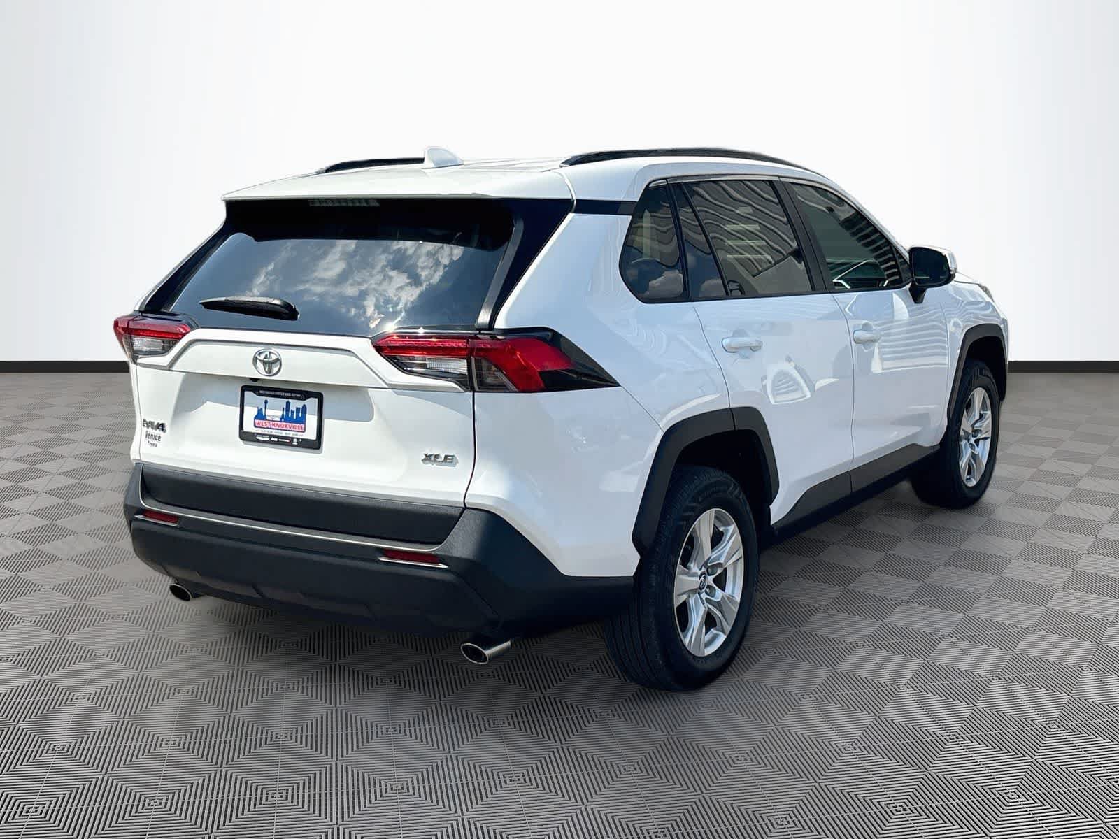 Used 2021 Toyota RAV4 XLE w/ Convenience Package FWD image 5