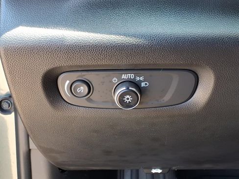 Used 2023 Chevrolet Traverse LT FWD image 19