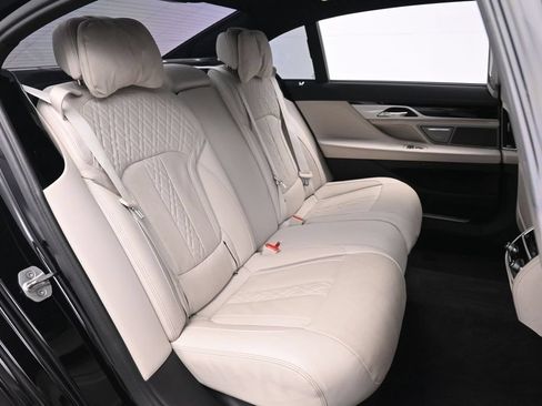 Used 2022 BMW 740i w/ M Sport Package RWD image 21