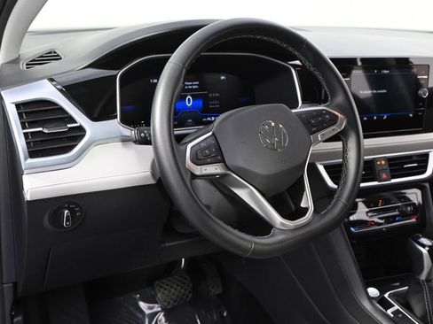 Used 2025 Volkswagen Taos SE AWD/4WD image 11