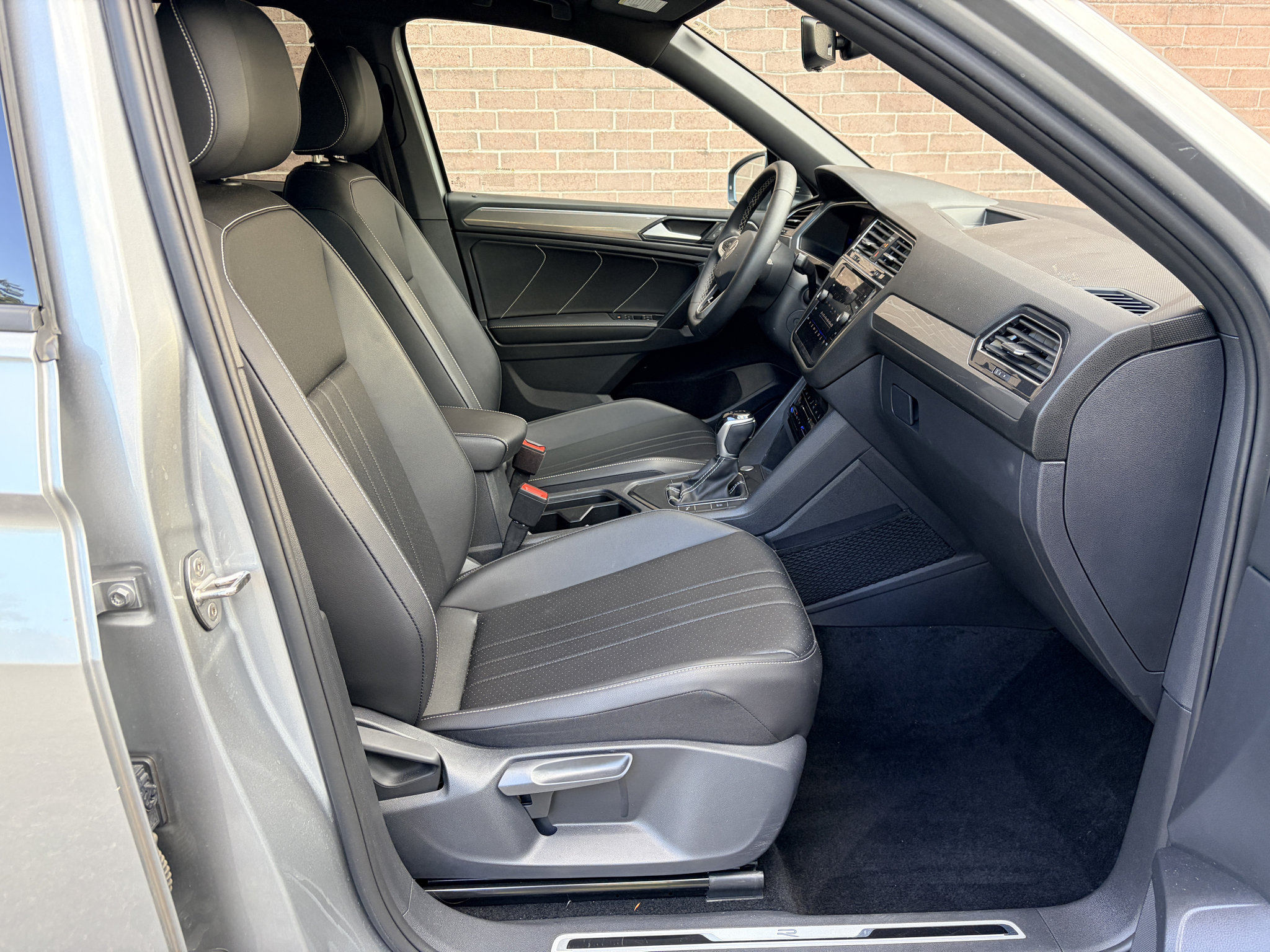 Used 2023 Volkswagen Tiguan SE R-Line FWD image 16