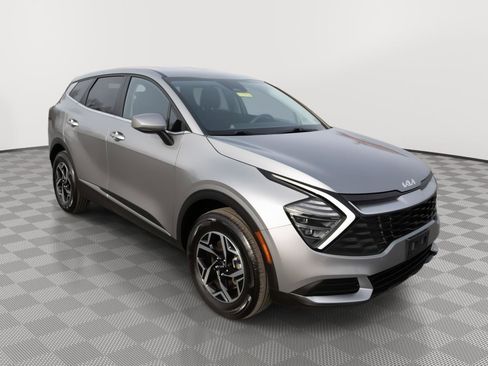 Used 2025 Kia Sportage LX image 3