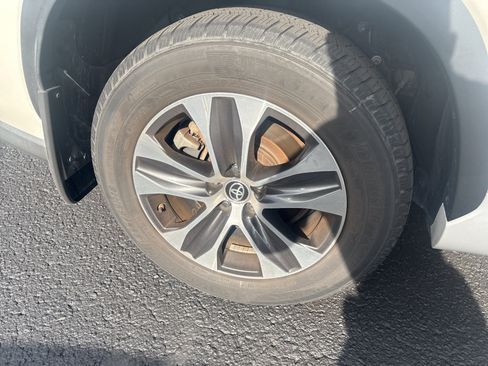 Used 2020 Toyota Highlander XLE AWD/4WD image 11