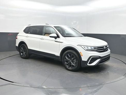 Used 2024 Volkswagen Tiguan SE image 35