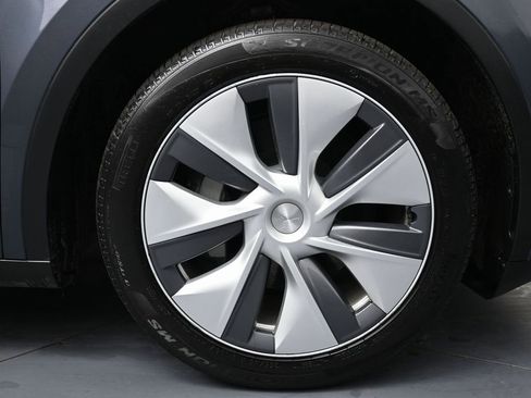 Used 2023 Tesla Model Y Long Range image 11