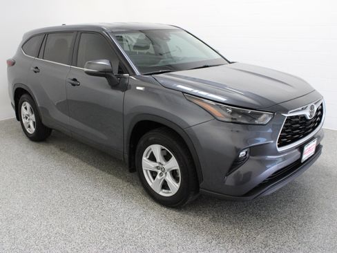 Used 2025 Toyota Highlander LE AWD/4WD image 4