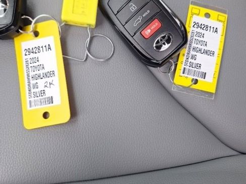 Used 2024 Toyota Highlander LE image 27