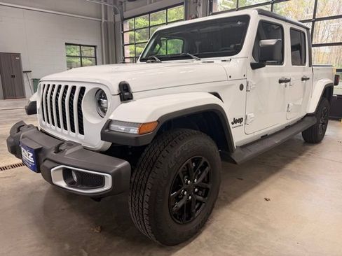 Used 2023 Jeep Gladiator Sport AWD/4WD image 4