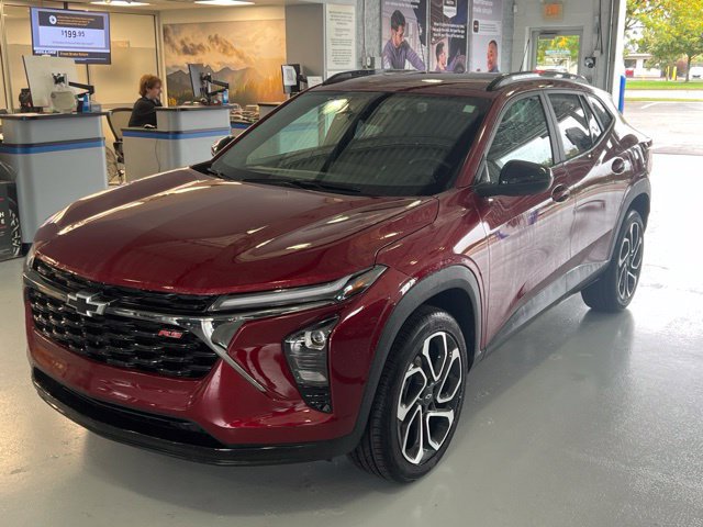 Used 2025 Chevrolet Trax RS w/ Driver Confidence Package FWD image 1