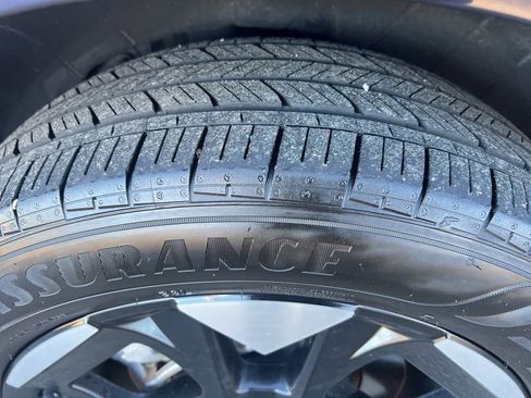 Certified 2025 Kia Carnival EX image 40