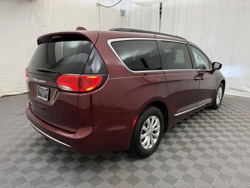 Used 2017 Chrysler Pacifica Touring-L FWD image 6