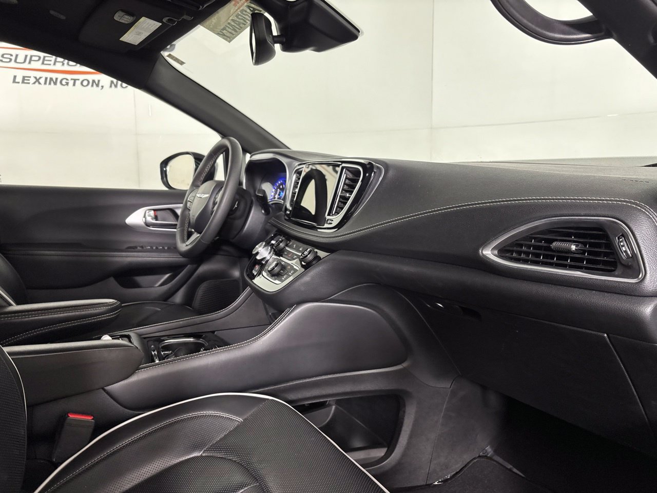 Used 2025 Chrysler Pacifica Limited FWD image 34