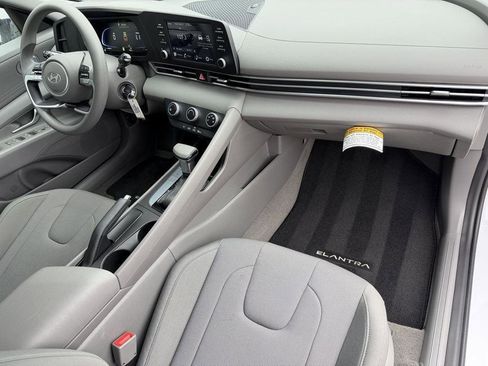 Certified 2025 Hyundai Elantra SE w/ Cargo Package image 25