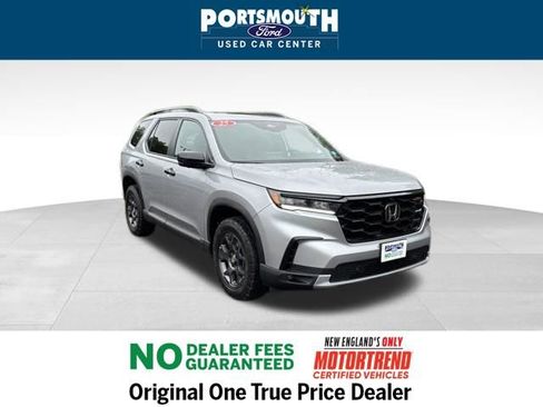 Used 2025 Honda Pilot TrailSport image 1