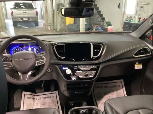 New 2026 Chrysler Pacifica Select image 18