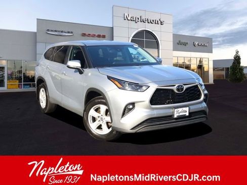 Used 2024 Toyota Highlander LE image 1