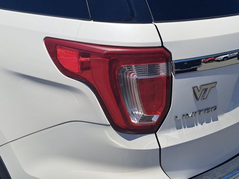 Used 2018 Ford Explorer Limited w/ Equipment Group 301A AWD/4WD image 34
