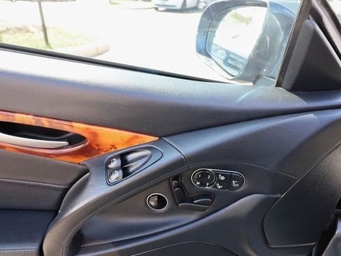 Used 2011 Mercedes-Benz SL 550 image 31