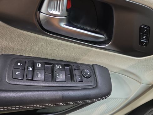 Used 2023 Chrysler Pacifica Touring-L FWD image 25
