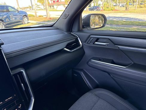 Used 2025 GMC Acadia Elevation image 24