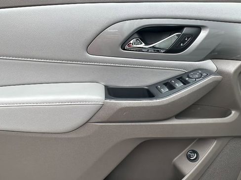 Used 2021 Chevrolet Traverse LT image 14