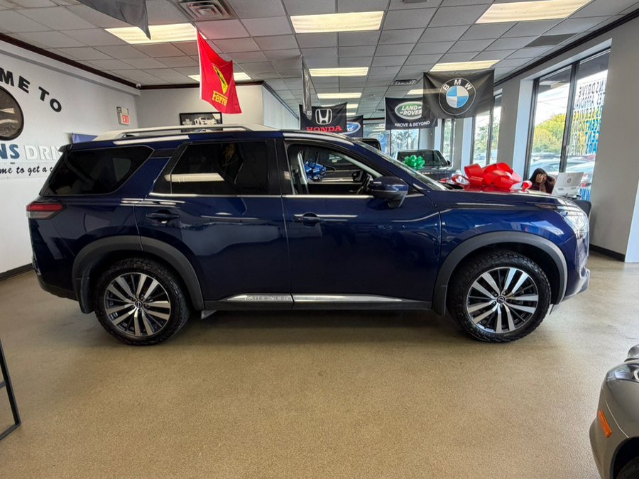 Used 2022 Nissan Pathfinder Platinum AWD/4WD image 16