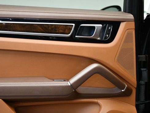 Used 2023 Porsche Cayenne Platinum Edition image 43