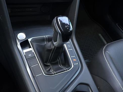 Certified 2022 Volkswagen Tiguan SE R-Line FWD image 22
