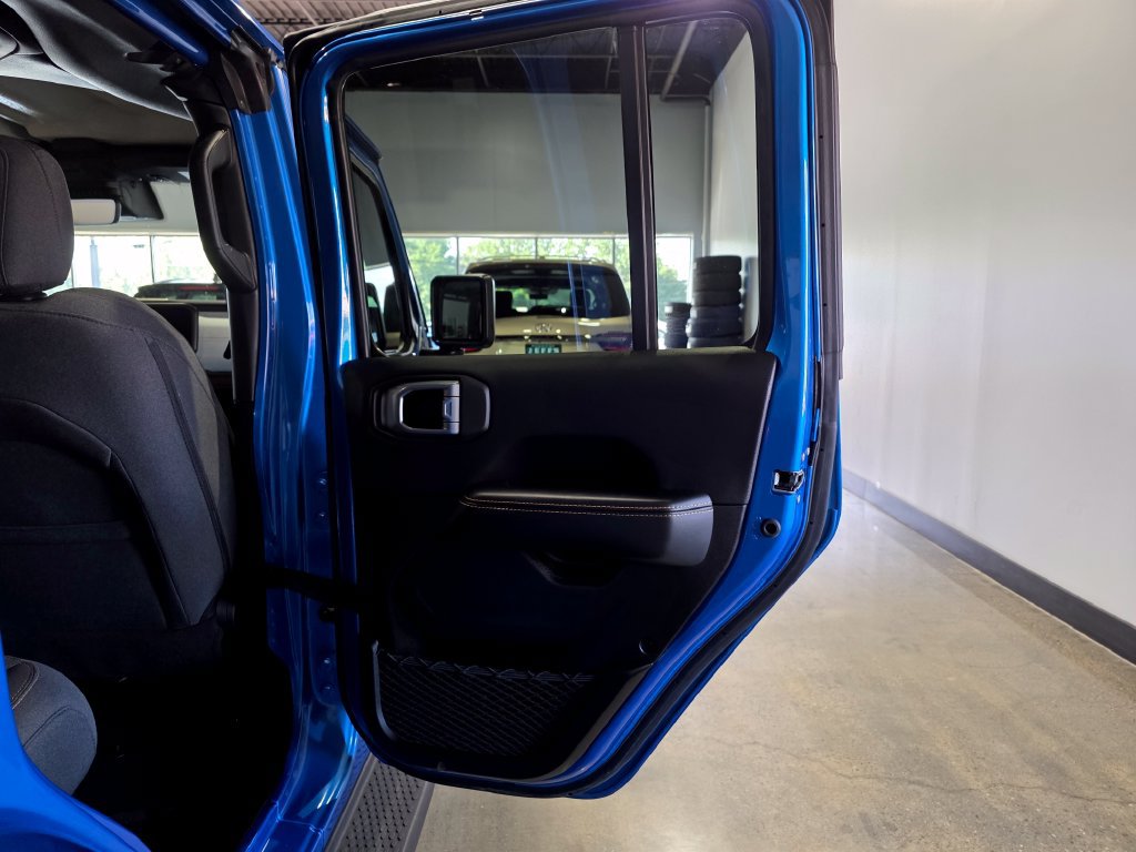 Used 2024 Jeep Wrangler Unlimited Sahara w/ Technology Group AWD/4WD image 22