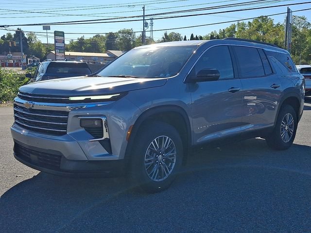Used 2025 Chevrolet Traverse LT FWD image 3