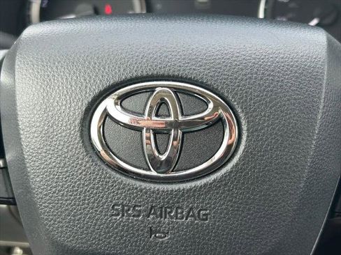 Certified 2025 Toyota Highlander XLE FWD image 40