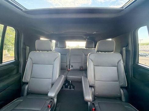 Used 2023 GMC Yukon XL SLT w/ SLT Premium Package AWD/4WD image 17