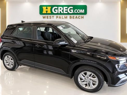 Used 2021 Hyundai Venue SE FWD image 4