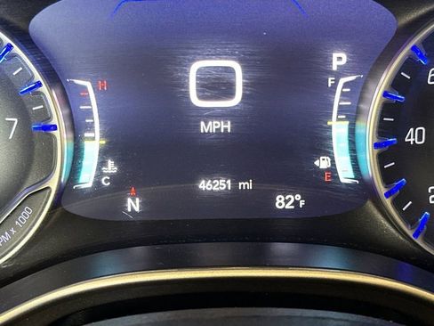 Used 2023 Chrysler Pacifica Touring-L FWD image 28