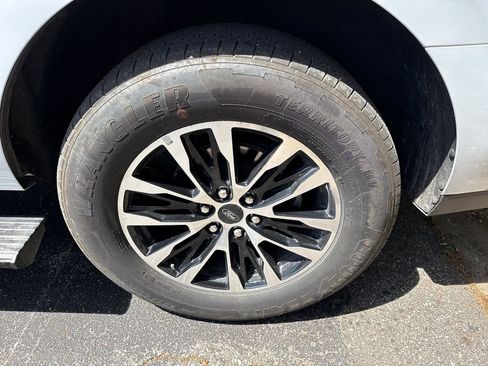 Used 2025 Ford Expedition Platinum image 14