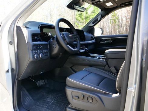 Used 2025 Chevrolet Suburban Premier image 29