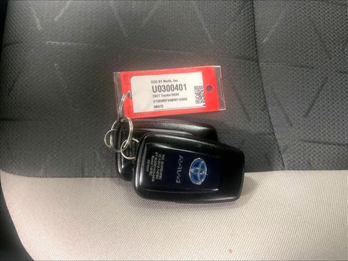 Used 2021 Toyota RAV4 XLE w/ Convenience Package image 32