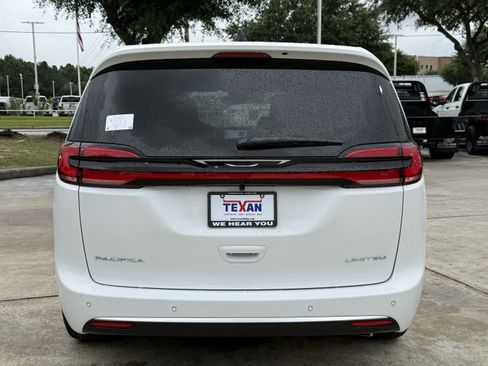 New 2027 Chrysler Pacifica Limited FWD image 6