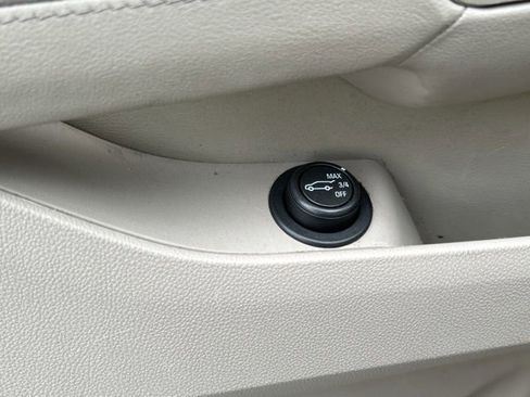 Used 2011 Cadillac SRX Luxury FWD image 16